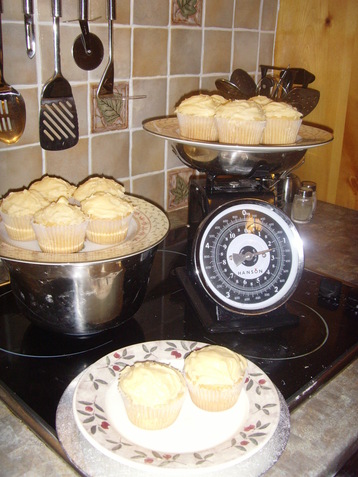 Candlebridge Bakery Rich Vanilla Creme & Strawberry Cupcakes