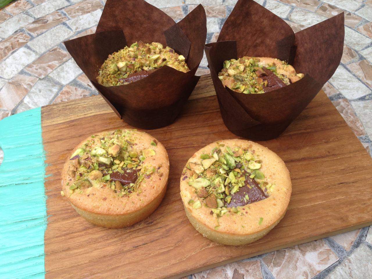 Pistachio and almond cakes with chocolate centre